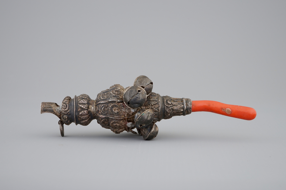 Een Engelse zilveren rammelaar met fluitje en koraal, 19e eeuw