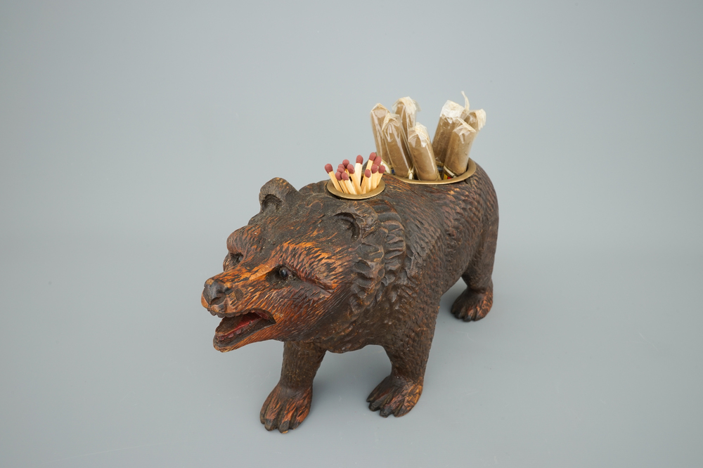 A bear-shaped Black Forest cigar holder, 1st half 20th C.