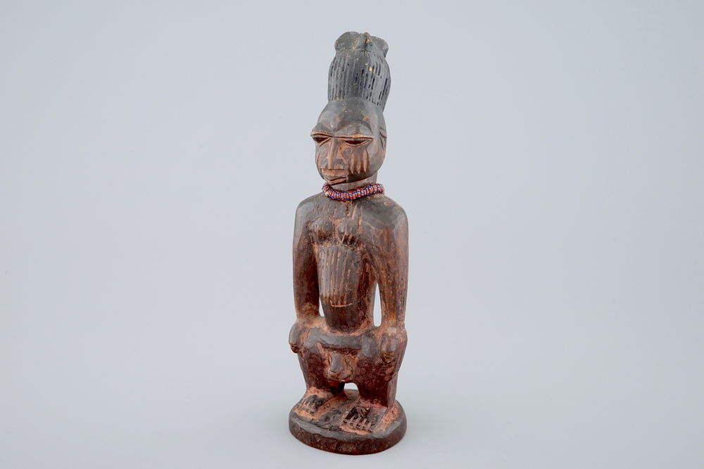 Une figure africaine en bois sculpt&eacute;, Yoruba, Nigeria, 2&egrave;me/3&egrave;me quart du 20&egrave;me