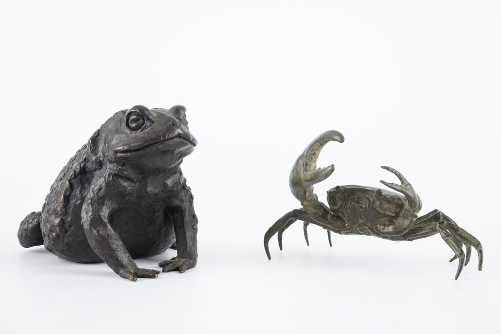 A bronze crab and a toad, after the Antique or Grand Tour souvenirs, 19/20th C.