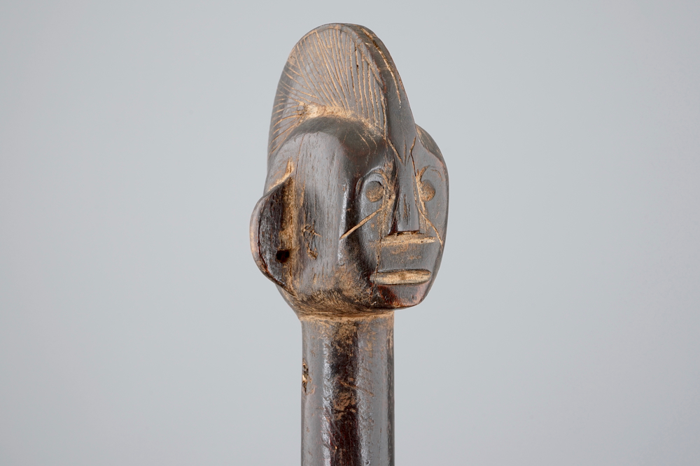 Een Afrikaans houten beeld, zgn. vruchtbaarheidspopje, Mossi, Congo, 1e helft 20e eeuw