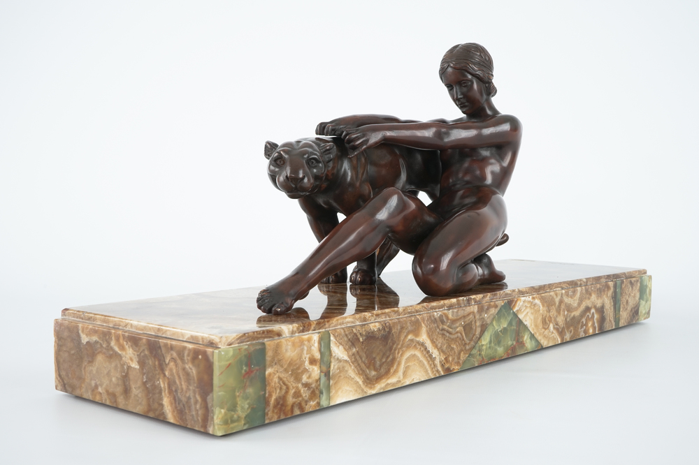 Alexandre Ouline, groupe Art Deco d'une femme avec un panth&egrave;re, bronze sur onyx, 20&egrave;me