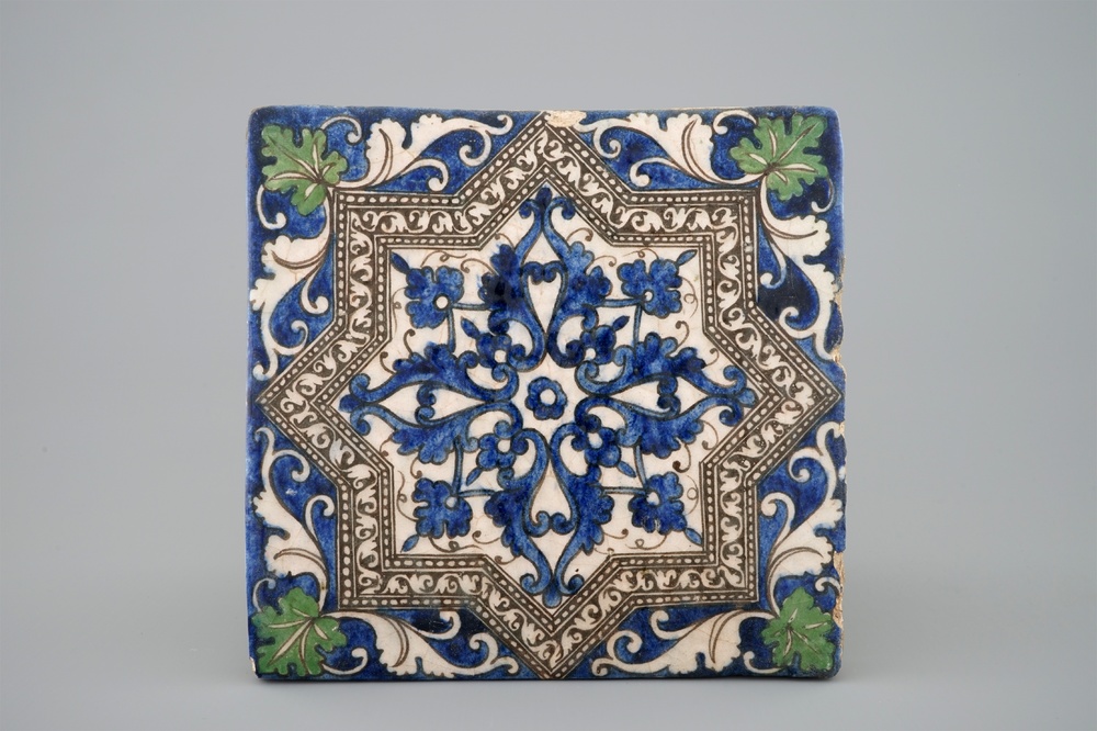 Een polychrome vierkante tegel, Qajar, Iran, 19e eeuw