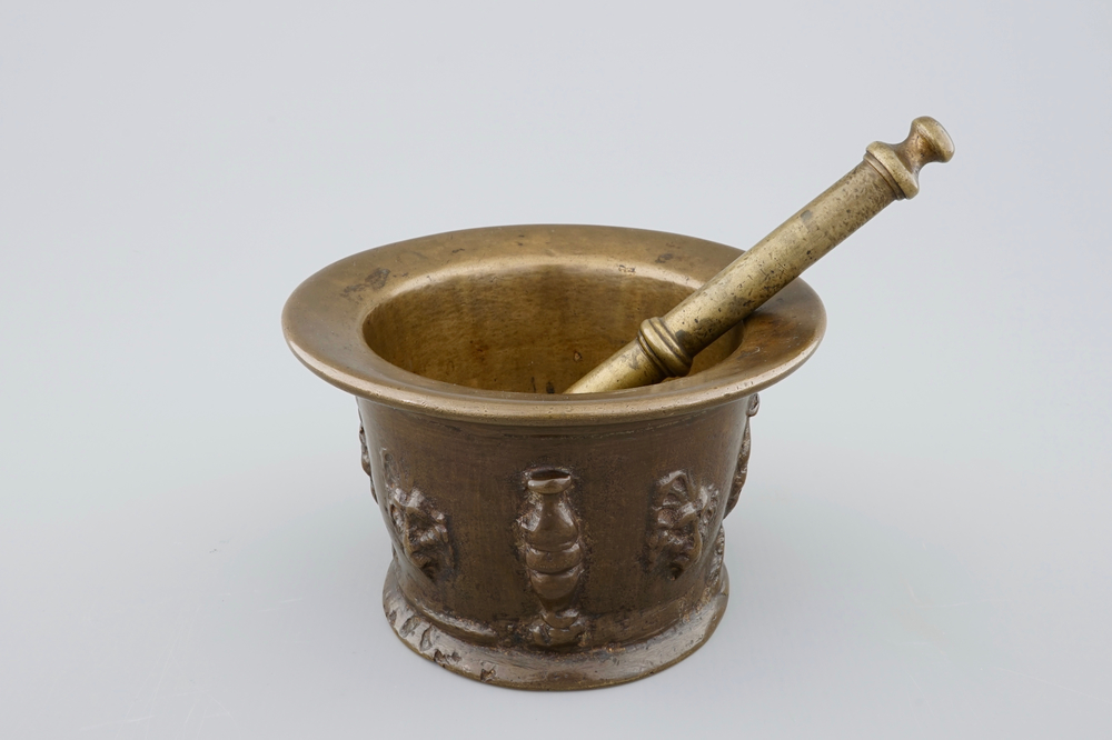 A bronze mortar with applied lion's heads, incl. its pestle, late 16th C.