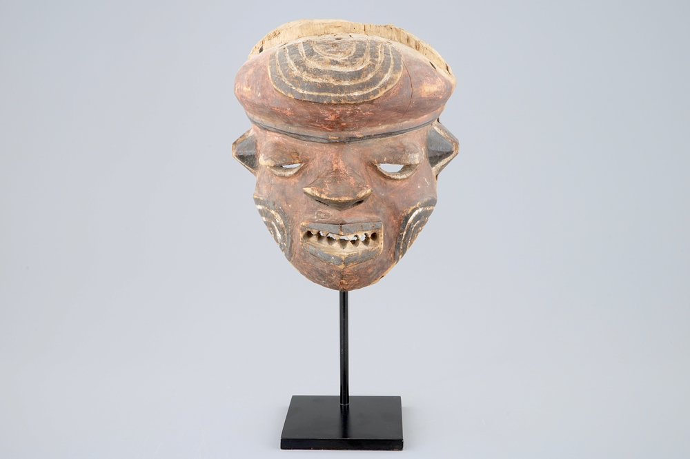 Un masque africain en bois sculpt&eacute; de type &quot;Mbuya&quot;, Pende de l'Ouest, Congo