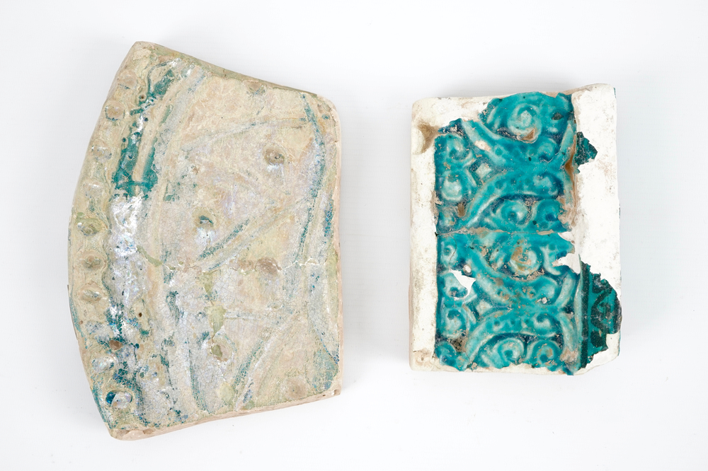 Twee turquoise geglazuurde reli&euml;ftegels, Kashan, Centraal-Perzi&euml;, 13e eeuw