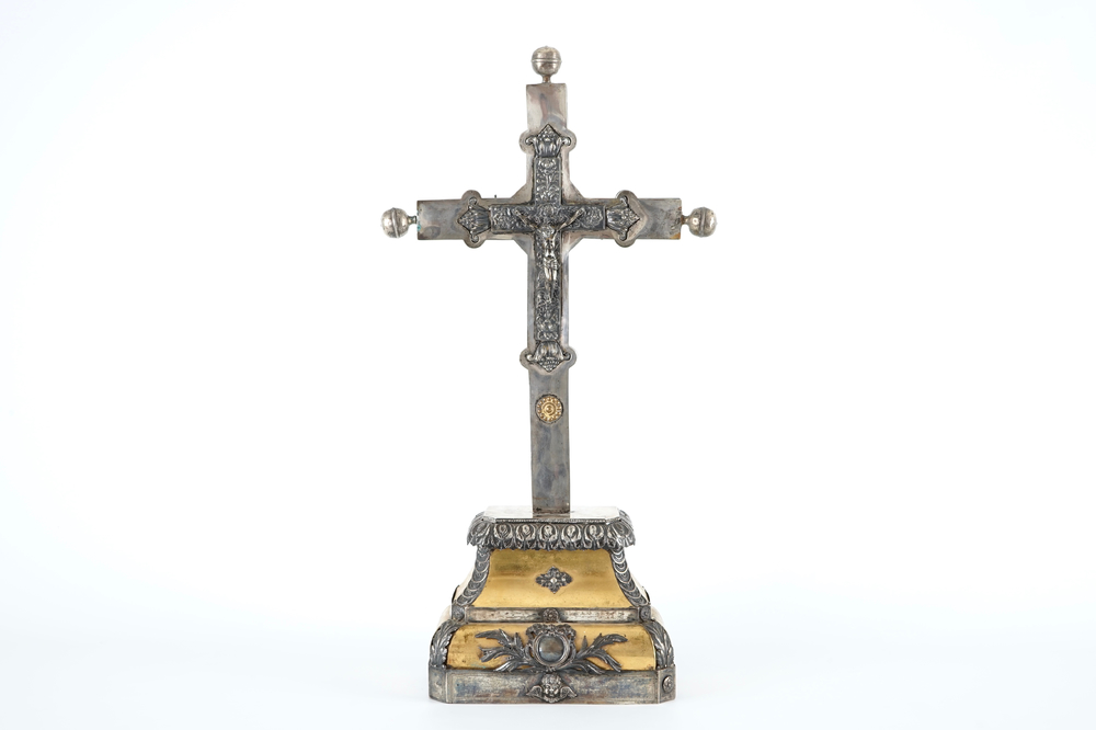 Een grote zilveren en verguld koperen crucifix met relieken, 18/19e eeuw