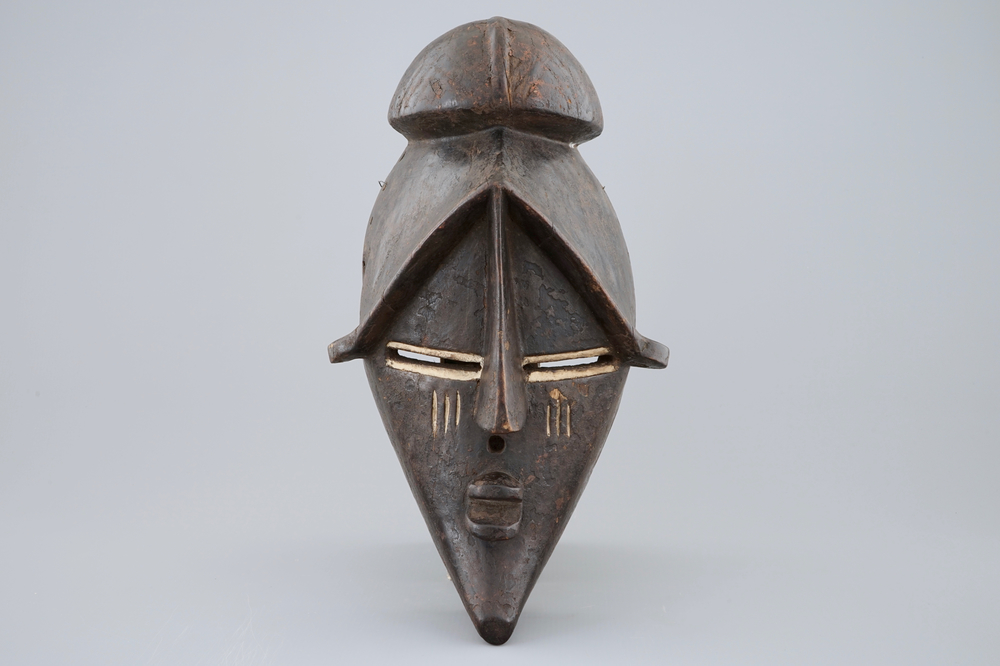 Een Afrikaans houten masker, Lwalwa, Congo, midden 20e eeuw