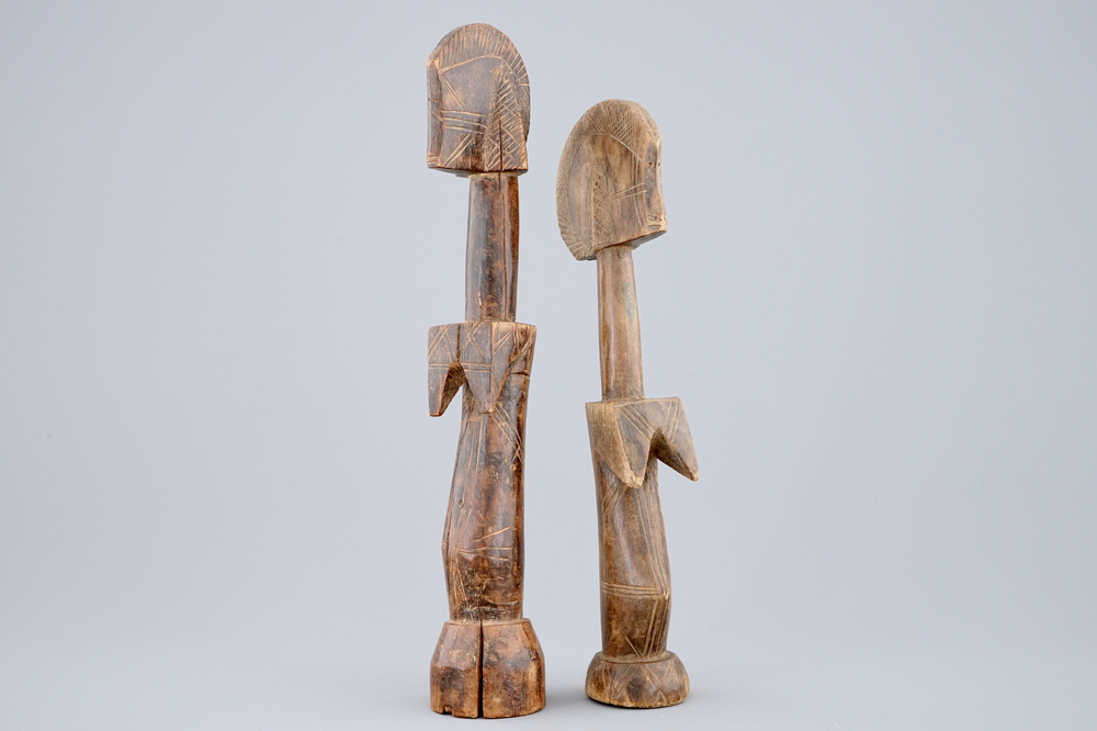 Twee Afrikaanse houten beelden, zgn. vruchtbaarheidspopjes, Mossi, Congo, midden 20e eeuw