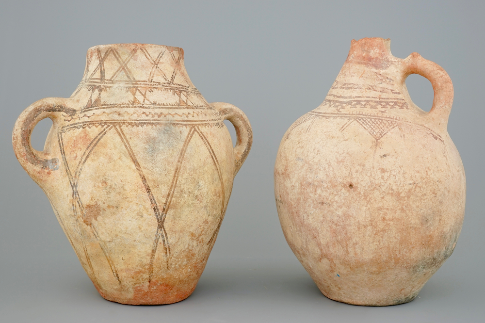 Deux cruches en poterie d&eacute;cor&eacute;e, Afrique du Nord, 19/20&egrave;me