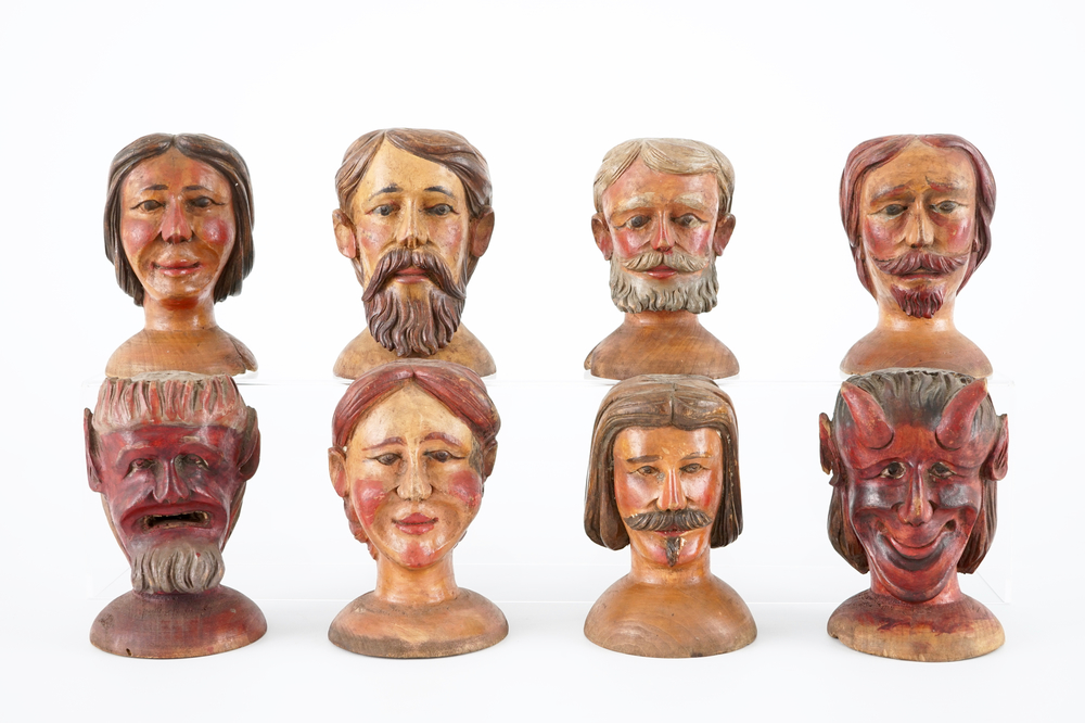 Un lot de 8 t&ecirc;tes de poup&eacute;es polychromes en bois sculpt&eacute;, 19&egrave;me