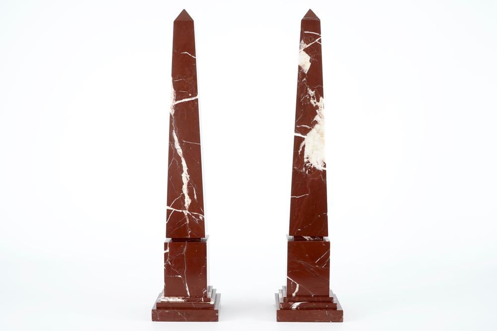 Une paire d'obelisques en marbre rouge, 19/20&egrave;me