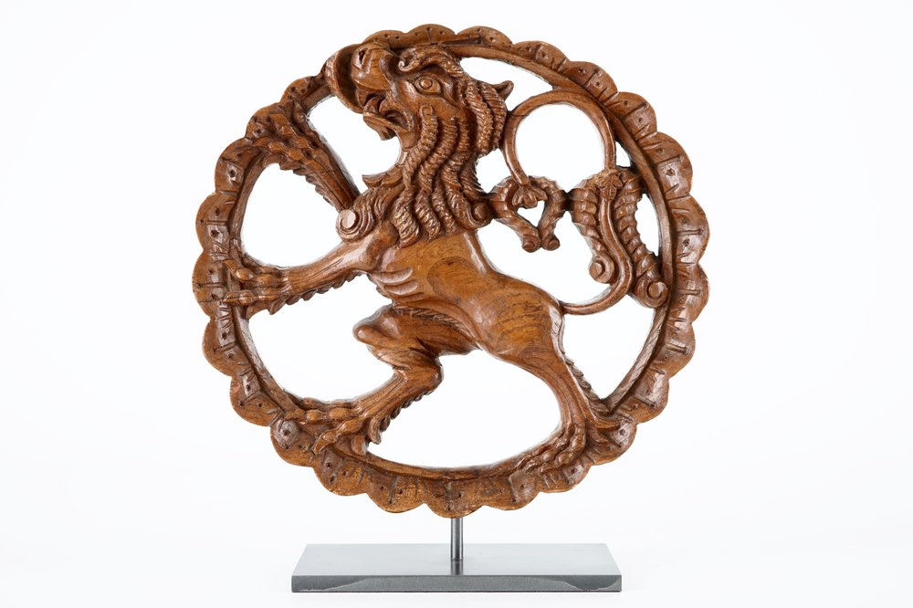 Un m&eacute;daillon en bois sculpt&eacute; ajour&eacute; au d&eacute;cor d'un lion, 18&egrave;me