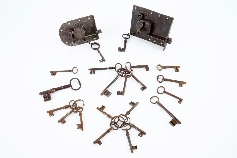 Een kleine collectie antieke sleutels en sloten, 19e eeuw en vroeger