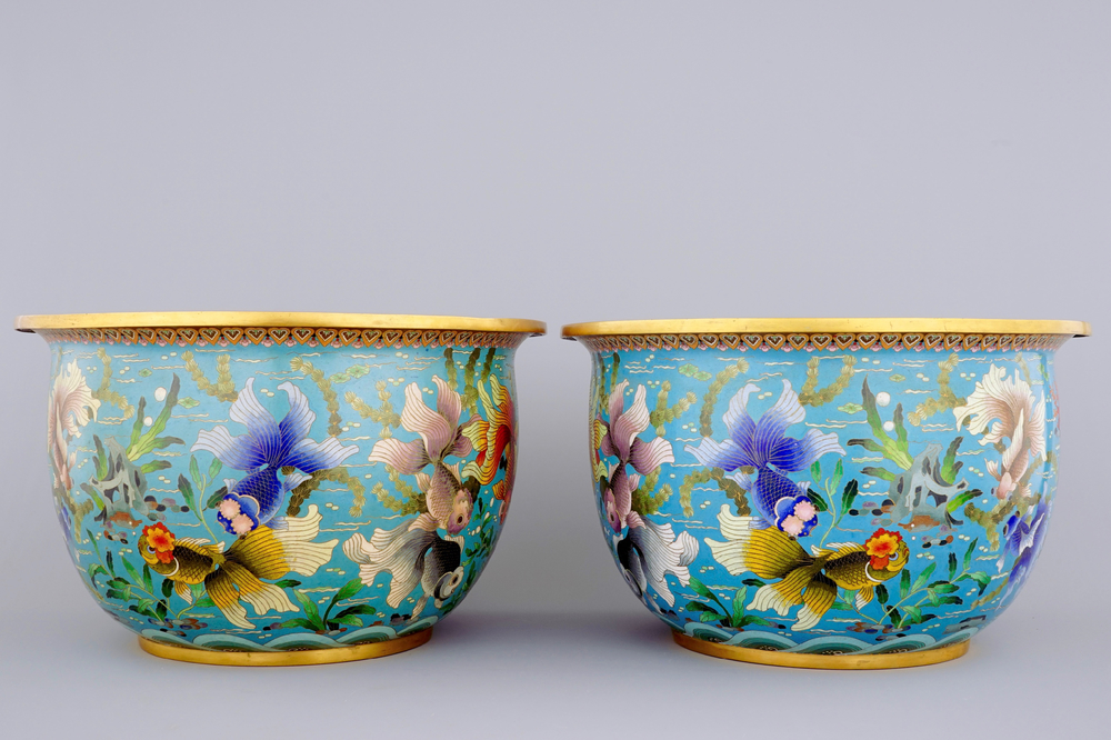 A pair of Chinese cloisonne fish bowls, 19/20th C.