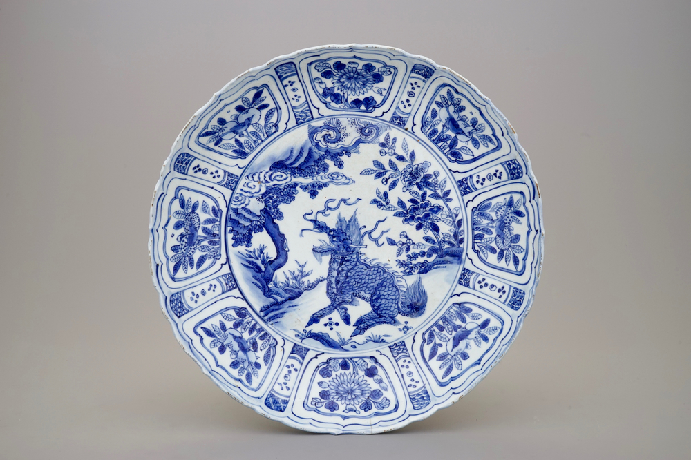 Een blauw-witte Chinese schotel met een Ki-Lin, Ming Dynastie, Wanli, 1573-1619