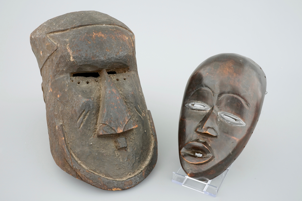 Deux masques africaines en bois sculpt&eacute;, 20&egrave;me