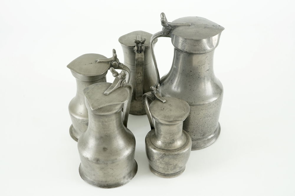 A set of five pewter jugs, 18/19th C.