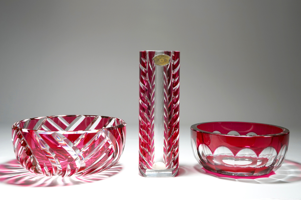 Bakken vanavond schoner Val-Saint-Lambert, twee coupes en een vaas in robijnkleurig kristal, 20e eeuw - Rob Michiels Auctions Bakken vanavond schoner Val-Saint-Lambert, twee coupes en een vaas in robijnkleurig kristal, 20e eeuw - Rob Michiels Auctions