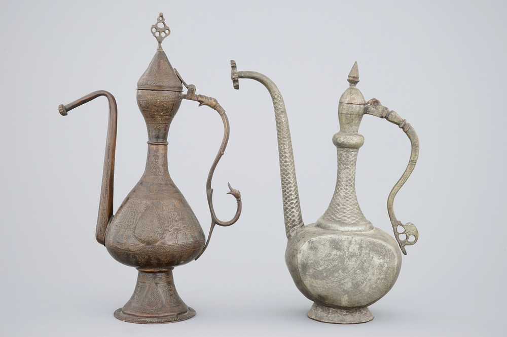 Twee Islamitische aftabas in koper en tin, 19e eeuw