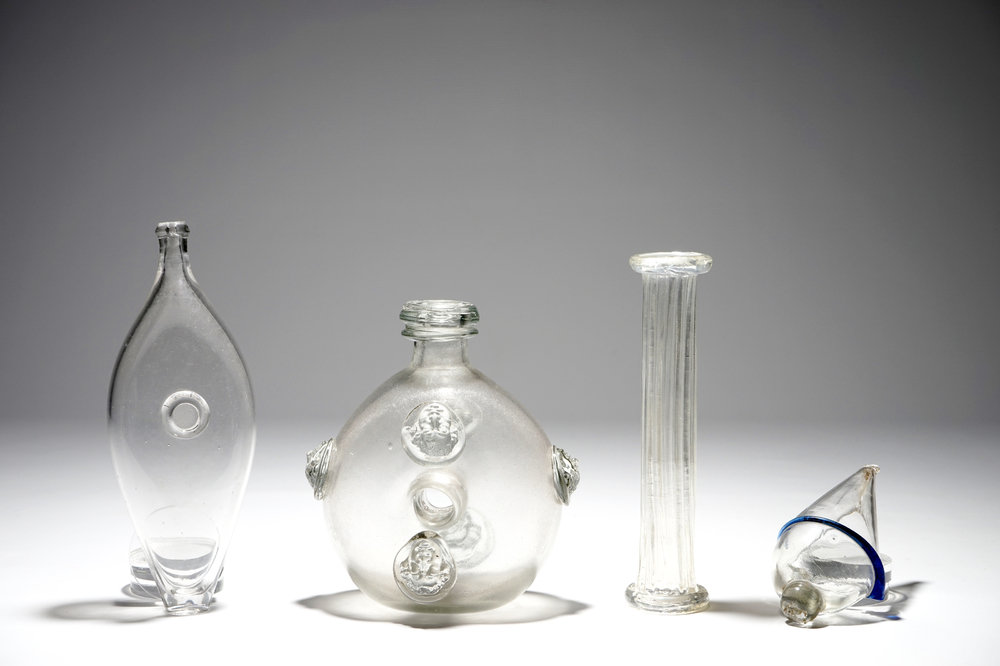 A set of four antique glass pieces incl. a flask and a pillar, 17/18th C.