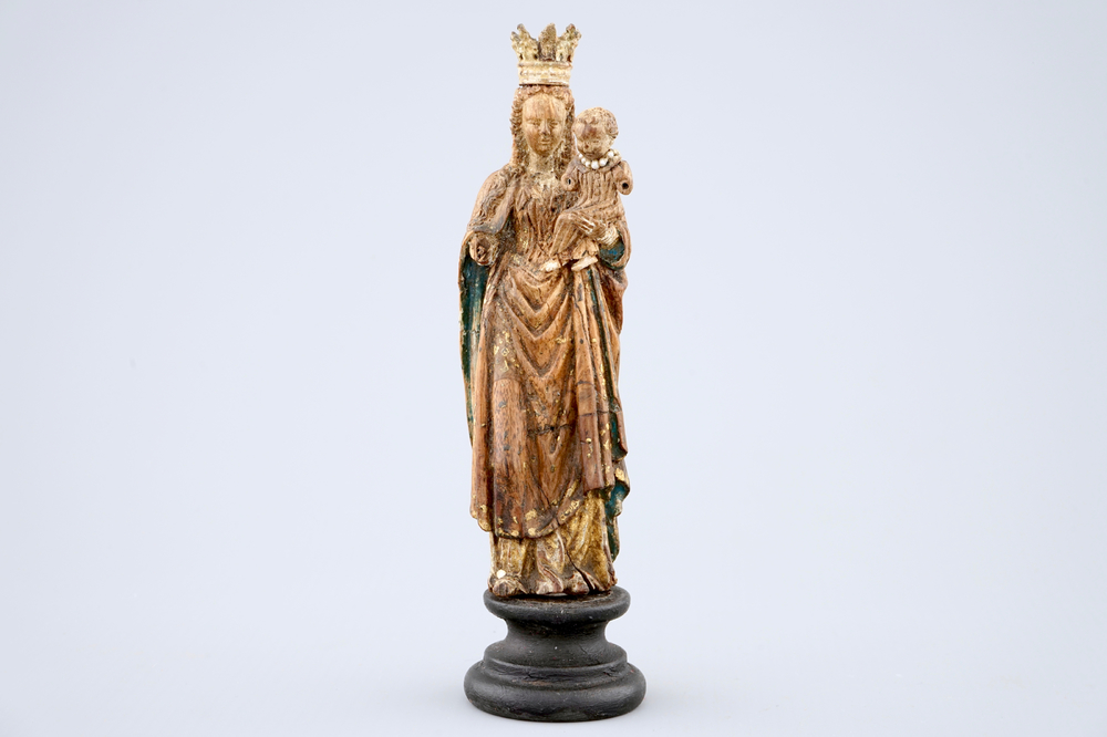 Une Vierge &agrave; l'Enfant en bois sculpt&eacute;, Flandres, 17&egrave;me