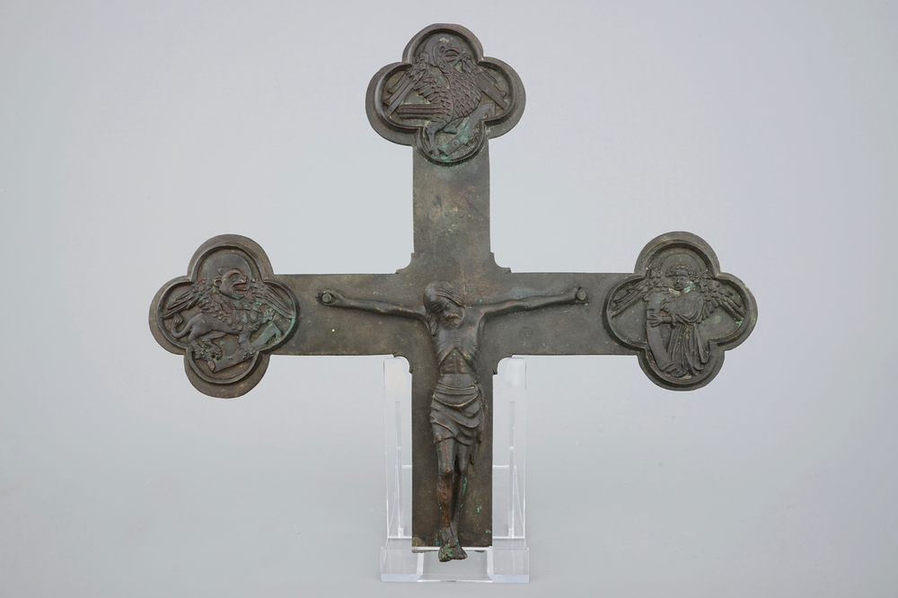 Une croix de procession en bronze, 15&egrave;me