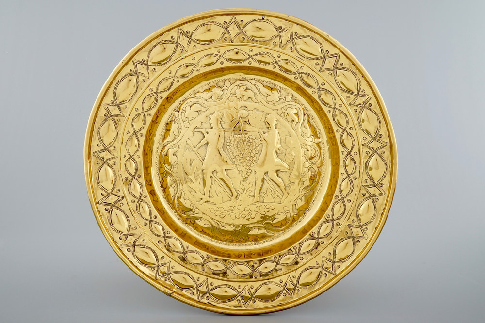A large Flemish brass alms dish with the spies of Canaan, Malines, 17e eeuw