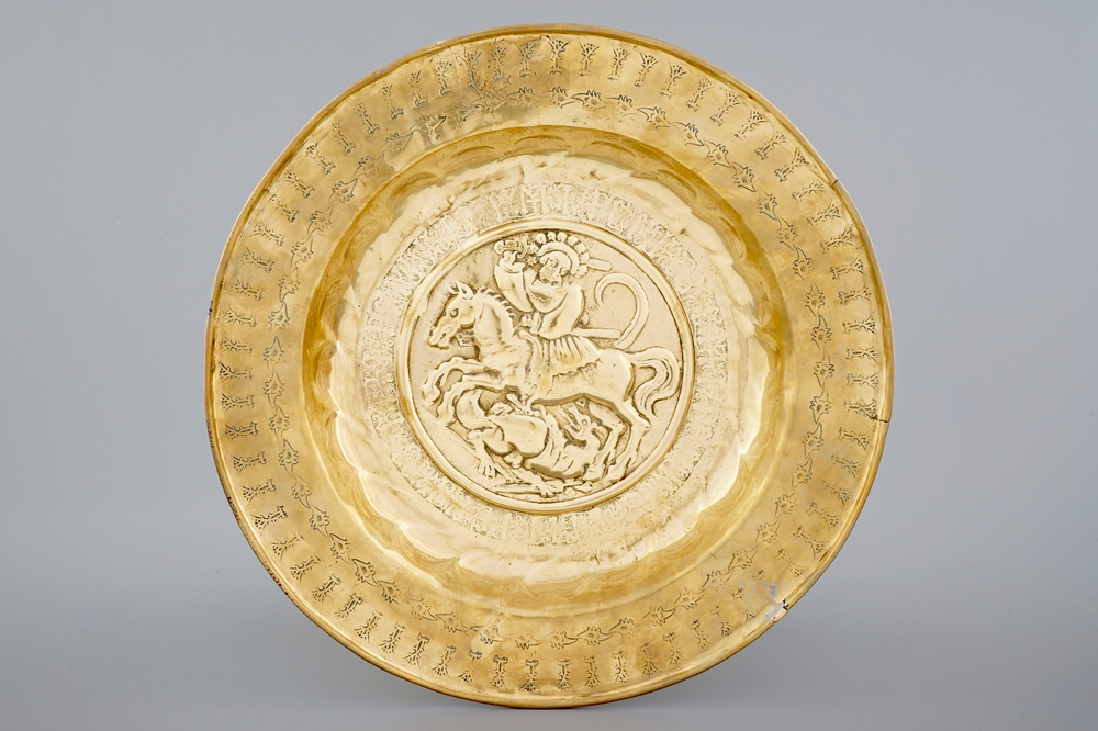 Un grand plat en cuivre repouss&eacute; au d&eacute;cor de Saint Georges et le dragon, Nuremberg, 16&egrave;me