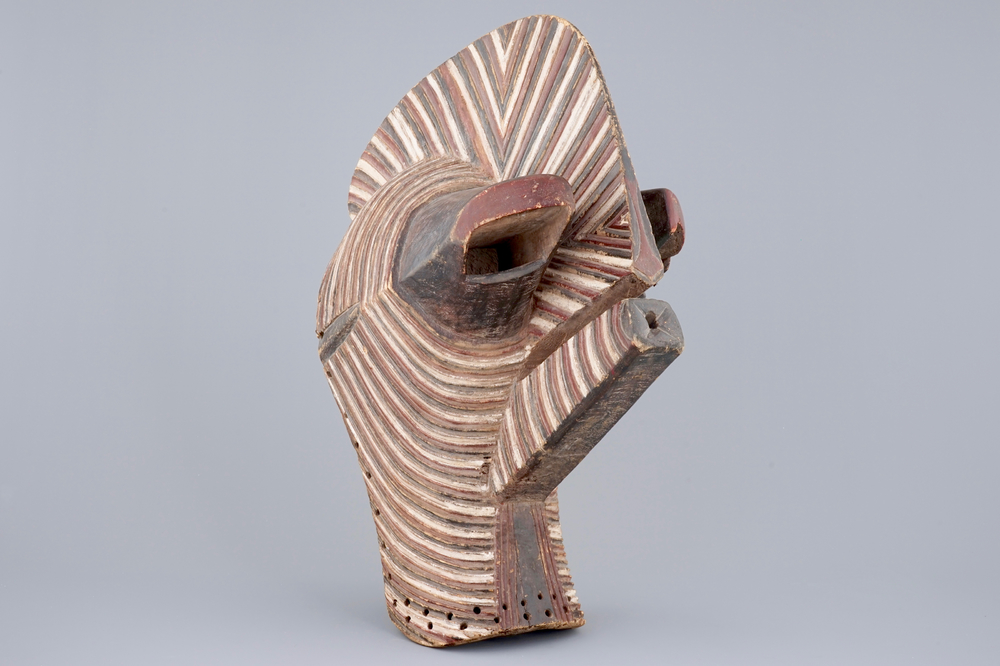 Un masque africain en bois sculpt&eacute;, Songye Kifwebe, Congo, vers 1940-1960