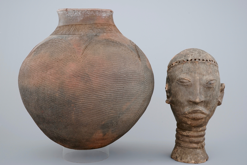 Une grande cruche et une t&ecirc;te sculpt&eacute;e en potterie africaine, 1&egrave;re moiti&eacute; du 20&egrave;me