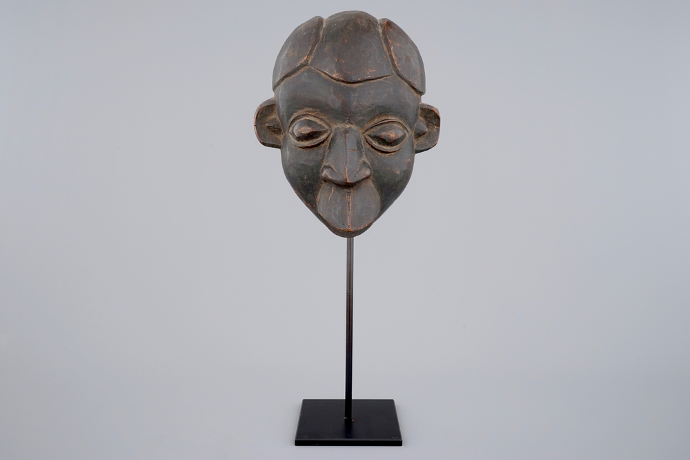 Een Afrikaans houten masker, Bamum, Kameroen