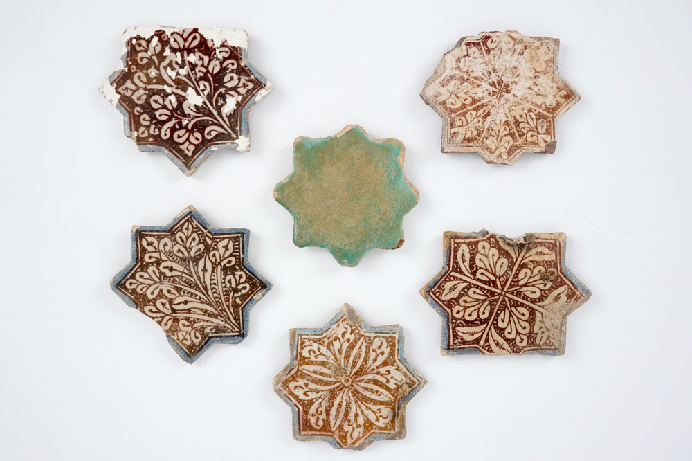 Zes kleine stervormige Kashan lusterglazuur tegels, Centraal-Perzi&euml; 13/14e eeuw