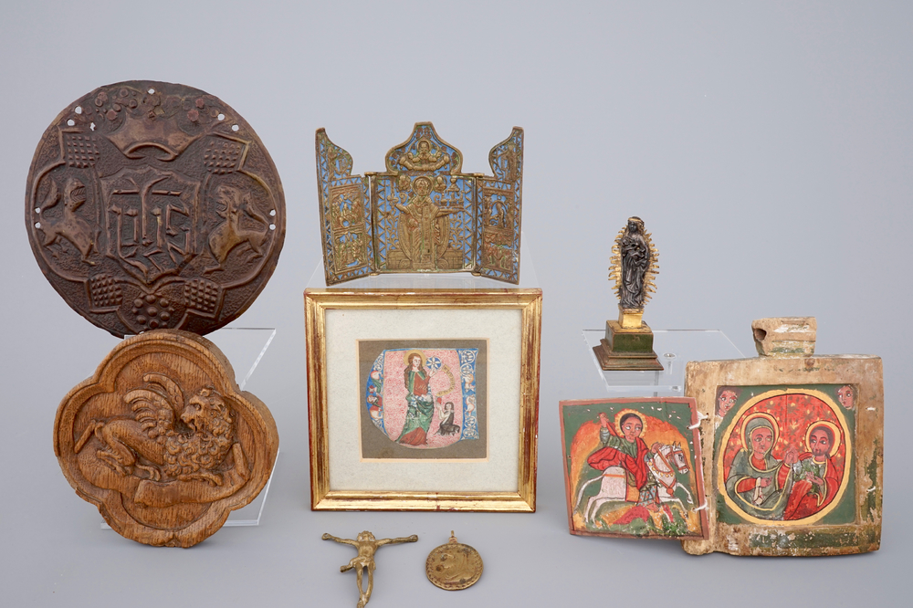 Un lot d'objets religieux, incl. une miniature, deux icones de voyae, etc..