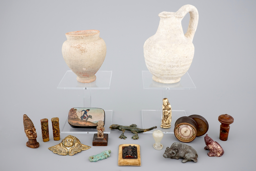 Een zeer divers lot kunstvoorwerpen, w.o. ivoor, 19e eeuw en ouder