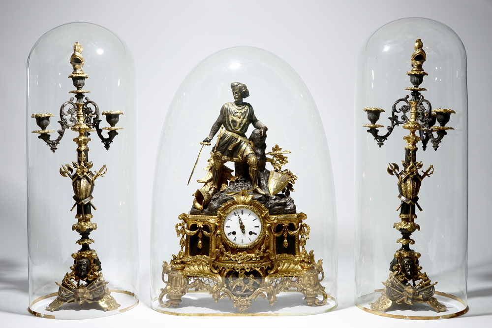Een driedelig verguld kunstbronzen schouwgarnituur met Godfried van Bouillon, begin 20e