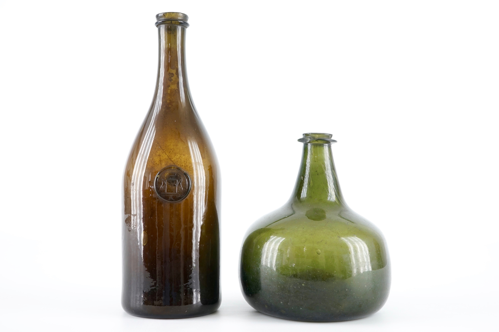 Deux bouteilles en verre souffl&eacute;, dont un armoiri&eacute;, 17&egrave;me et 18/19&egrave;me