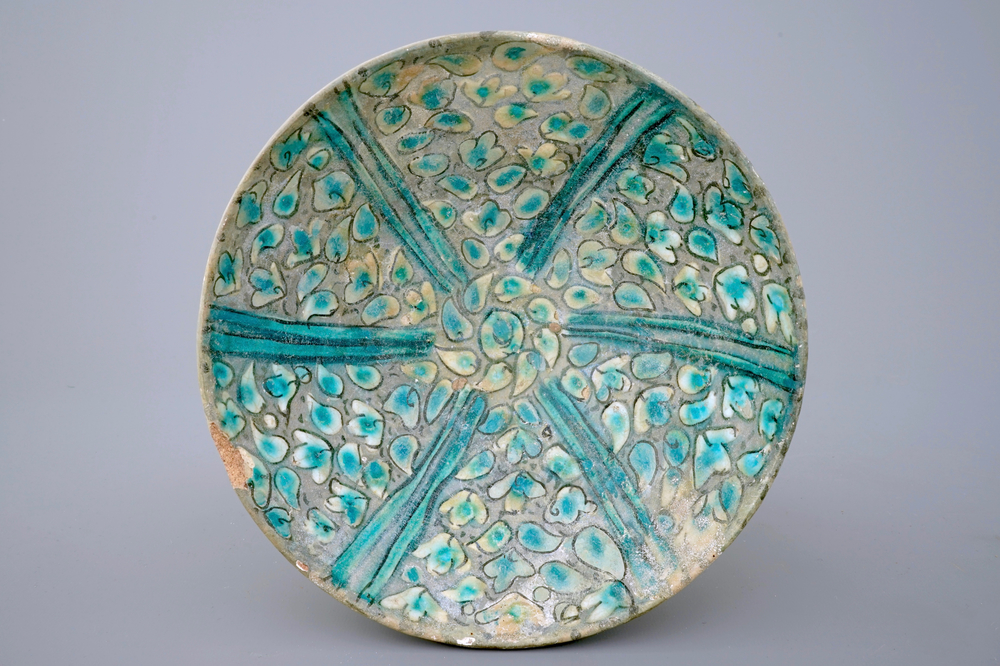 Een in reli&euml;f bewerkte kom met turquoise glazuur, Kashan, Iran, 16/17e eeuw