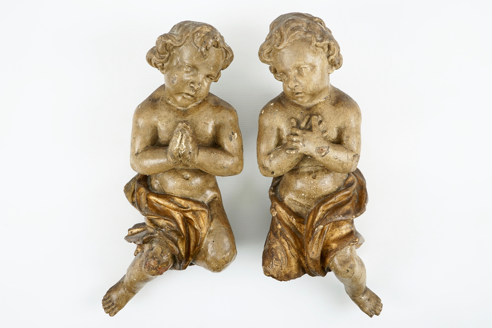 A pair of painted wood winged putti, 17/18th C.