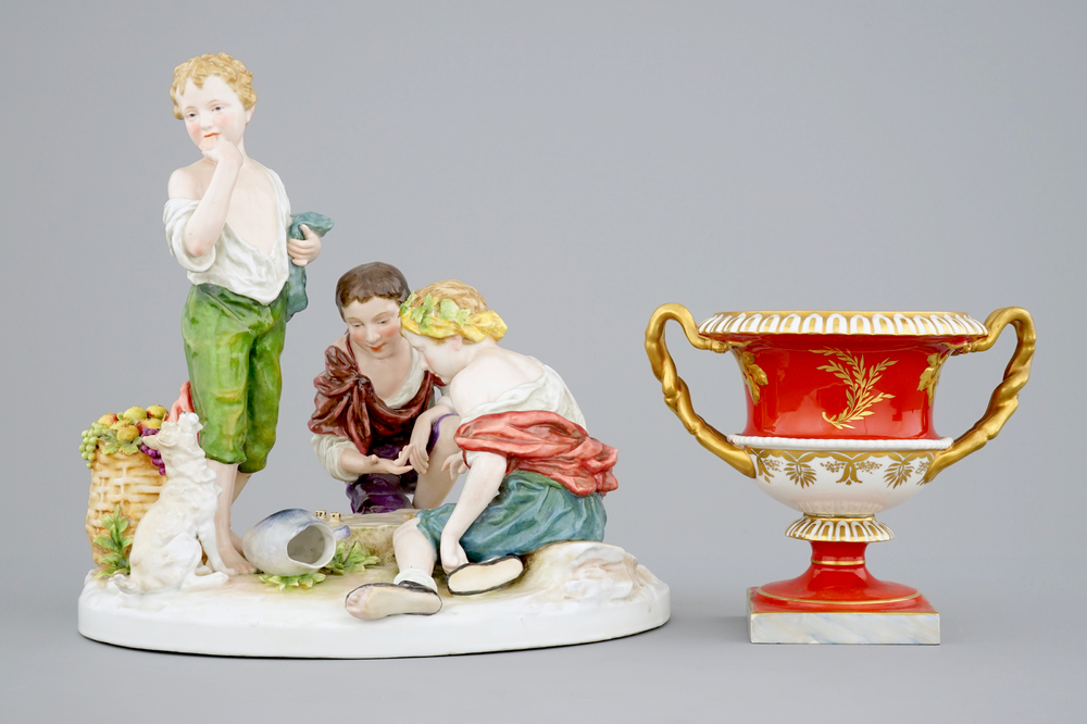 Een groep in Capodimonte porselein en een kleine coupe in Brussels porselein, 19/20e eeuw
