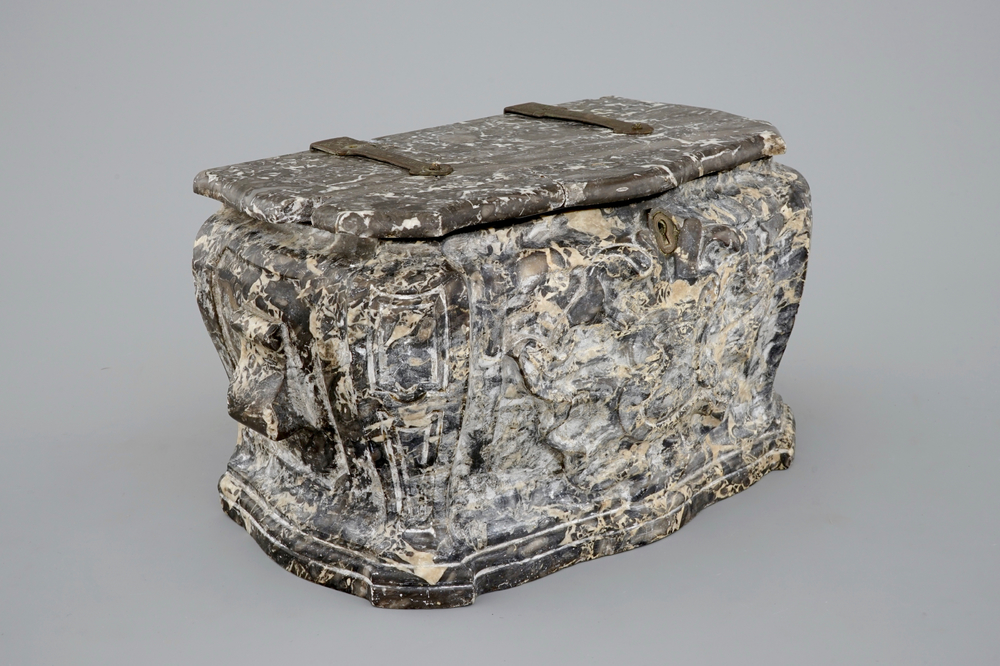 A French marble storage box with cover, 17/18th C.