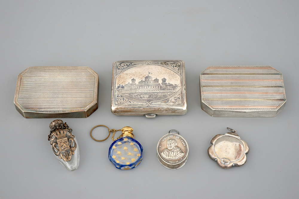 Een lot van drie zilveren doosjes, twee reliekhouders en twee geurflesjes, 19e eeuw