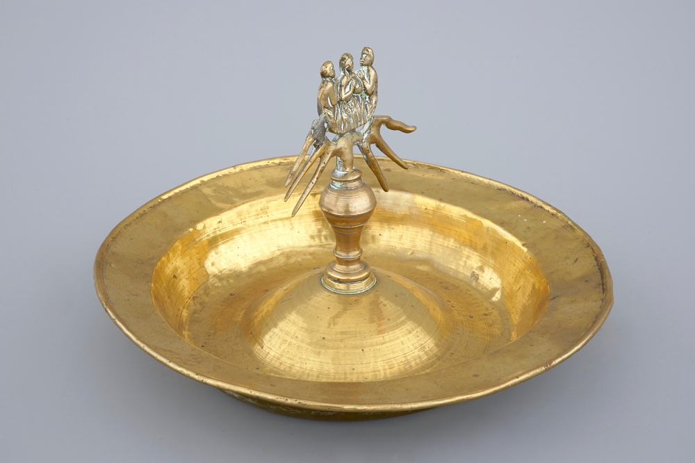 Un bol d'offrande en cuivre mont&eacute; en bronze, Nuremberg, 16/17&egrave;me