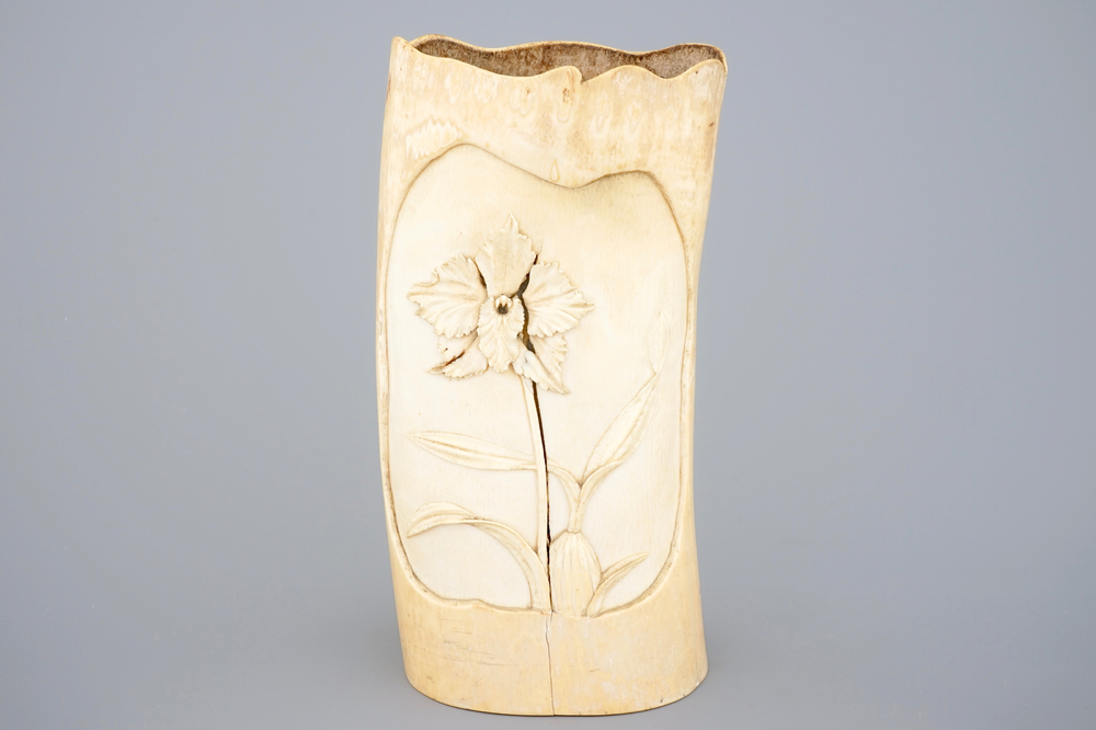 Un vase Art Nouveau en ivoire sculpt&eacute;, vers 1895, dans le style de Philippe Wolfers (1858-1929)