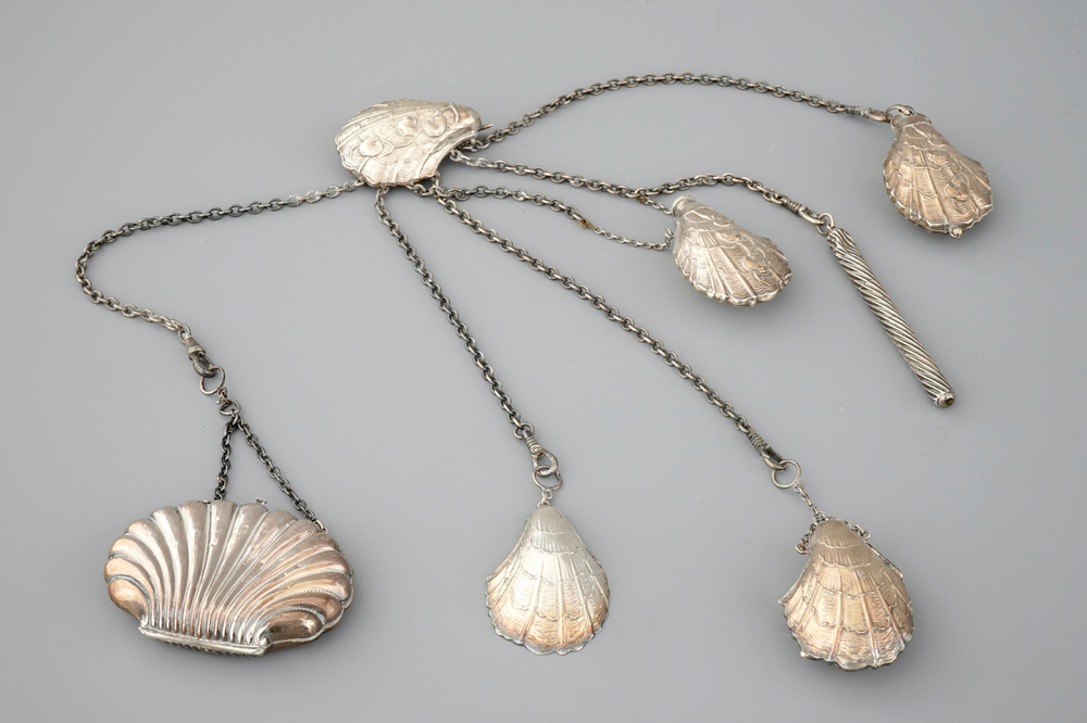 Een zilveren chatelaine met schelpvormige ornamenten, 18/19e eeuw