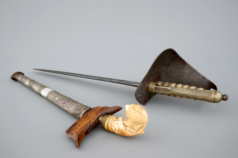 Een Indonesische kris met ivoor en zilver en een dolk, 17/19e eeuw