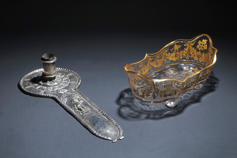 Een Spaanse zilveren kandelaar en een deels vergulde glazen coupe, 18/19e eeuw