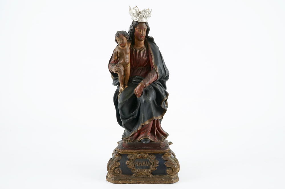 Une Vierge &agrave; l'Enfant en bois sculpt&eacute; polychrome sur socle, Flandres, 18&egrave;me