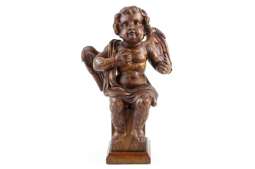 A carved wood angel on base, 17/18th C.