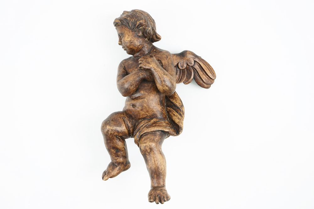 Een gepatineerd houten engeltje, 18/19e eeuw